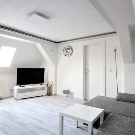 Zwei In Apartment *
