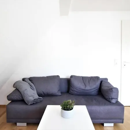 Zwei In Apartment