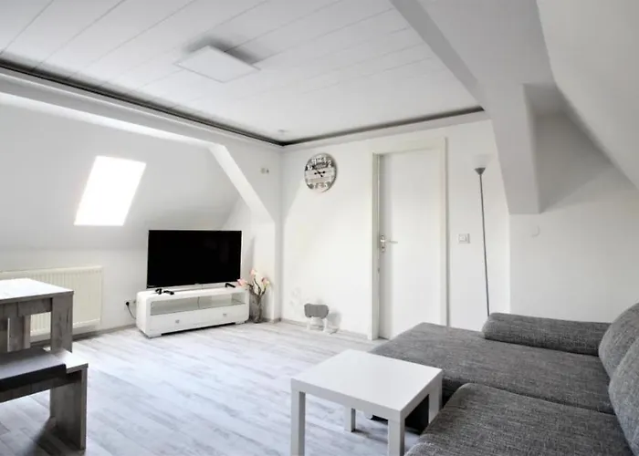 Zwei In Apartment *
